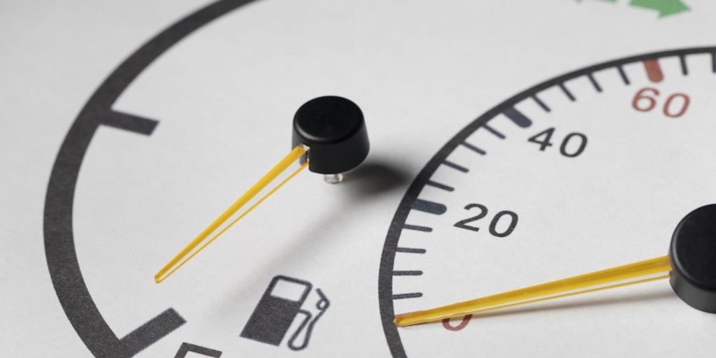 La caída del precio del crudo provoca la bajada de los combustibles