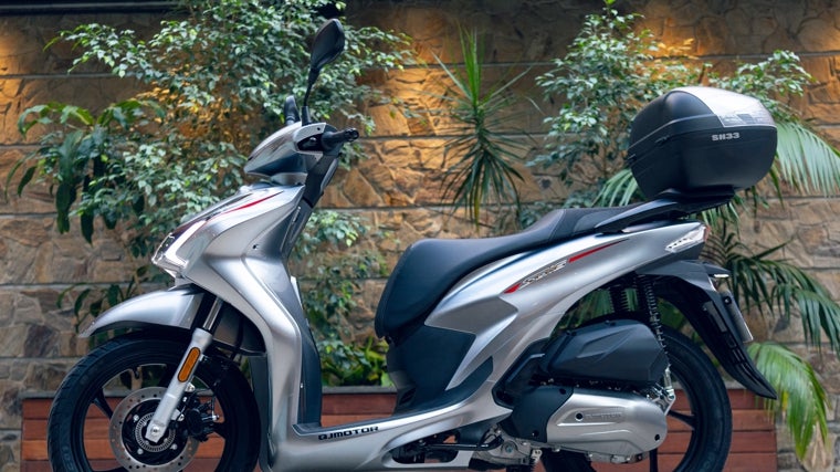 Probamos el SQ16 de QJ motor, un ligero scooter urbano de fórmula inigualable