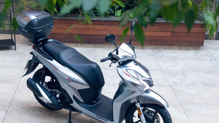 Probamos el SQ16 de QJ motor, un ligero scooter urbano de fórmula inigualable