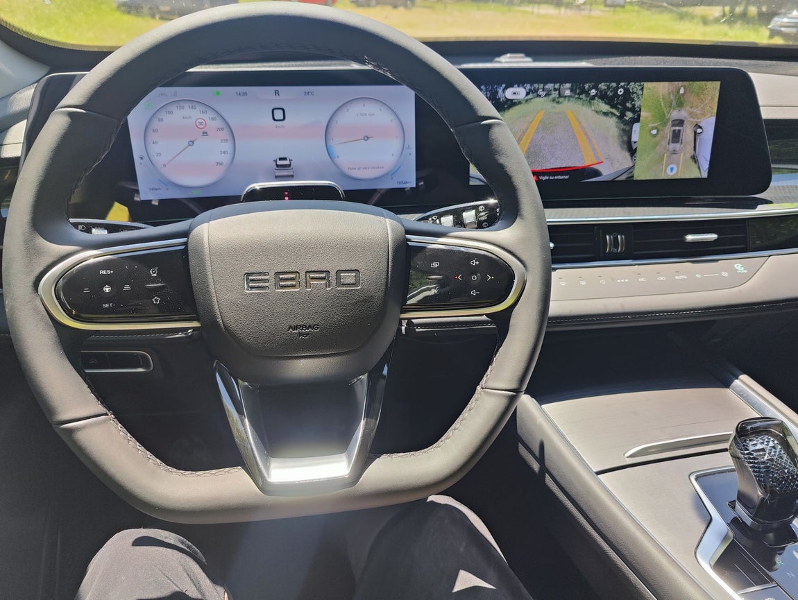 El interior destaca por un puesto de conducción amplio y bien resuelto, con materiales de calidad.