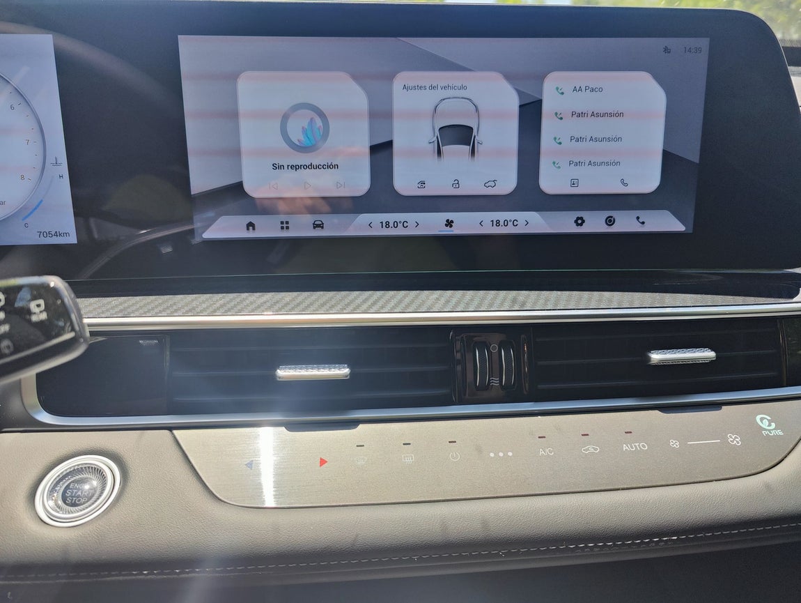 Incorpora una pantalla dual curva de 12,3 pulgadas para el cuadro de instrumentos y el infoentretenimiento.