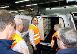 El nuevo CEO de Stellantis visita la fábrica de Vigo