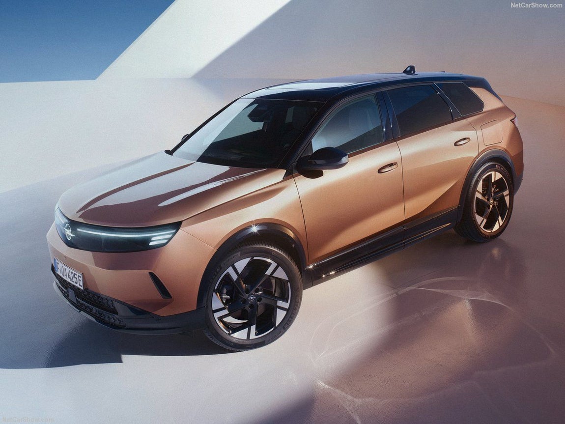 El nuevo Grandland Eléctrico, basado en la plataforma STLA Medium BEV, promete una autonomía eléctrica de hasta 700 kilómetros (WLTP) gracias a su nueva batería plana de 98 kWh y un motor eléctrico de última generación