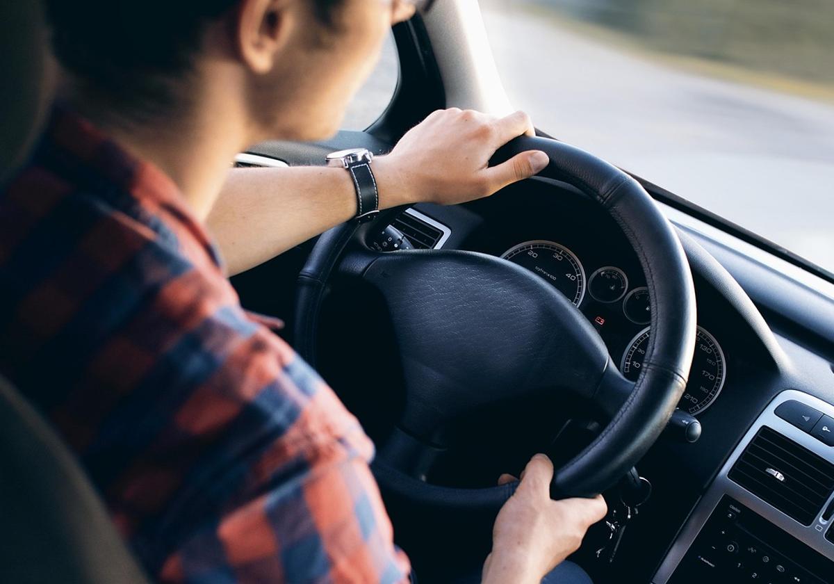 El pedal del acelerador del coche tiene una función que muy pocos conductores conocen