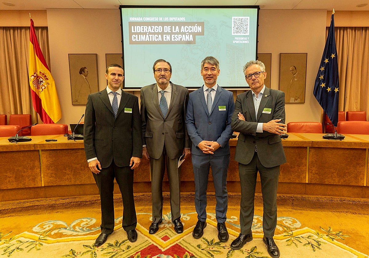 Ernesto Ko, Presidente de Human Mobility (tercero izquierda), junto a, de izquierda a derecha, Sergio Álvarez, Presidente del Observatorio de Acción Climática; Fernando Sanz Alonso, Secretario General de la Asociación de Exparlamentarios y Alberto Garrido Colmenero, vicerrector y catedrático de la Universidad Politécnica de Madrid y Director del Observatorio del Agua de la Fundación Botin.