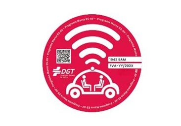 ¿Qué coches tendrán que llevar la nueva pegatina roja de la DGT?