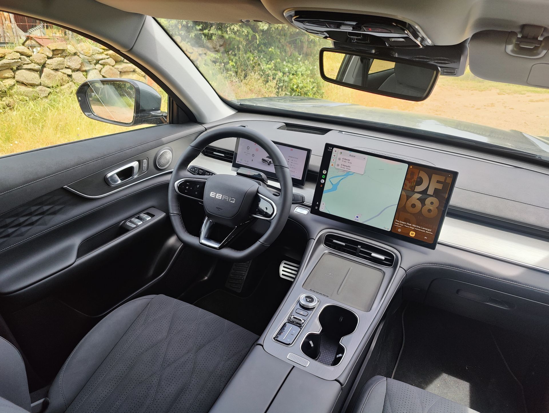 Mandos accesibles para una buena ergonomía: La mayoría de los controles están al alcance de la mano del conductor.