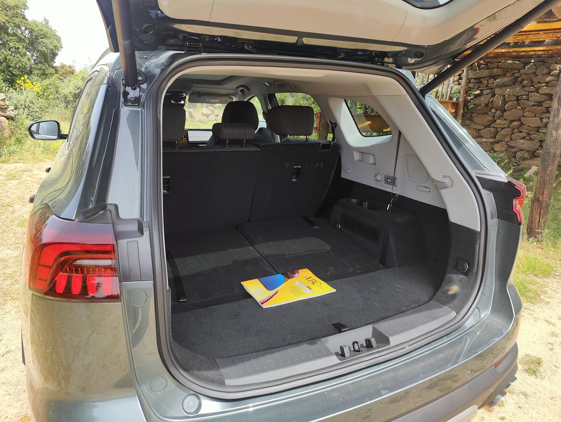 Amplitud interior destacada: Tanto en las plazas delanteras como en las traseras, el S800 ofrece una gran habitabilidad. En esta foto, con los asientos de la tercera fila abatidos, vemos el gran espacio en su maletero.