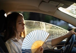 Cuándo y dónde no podrás parar el coche y mantener el motor y el aire acondicionado encendido