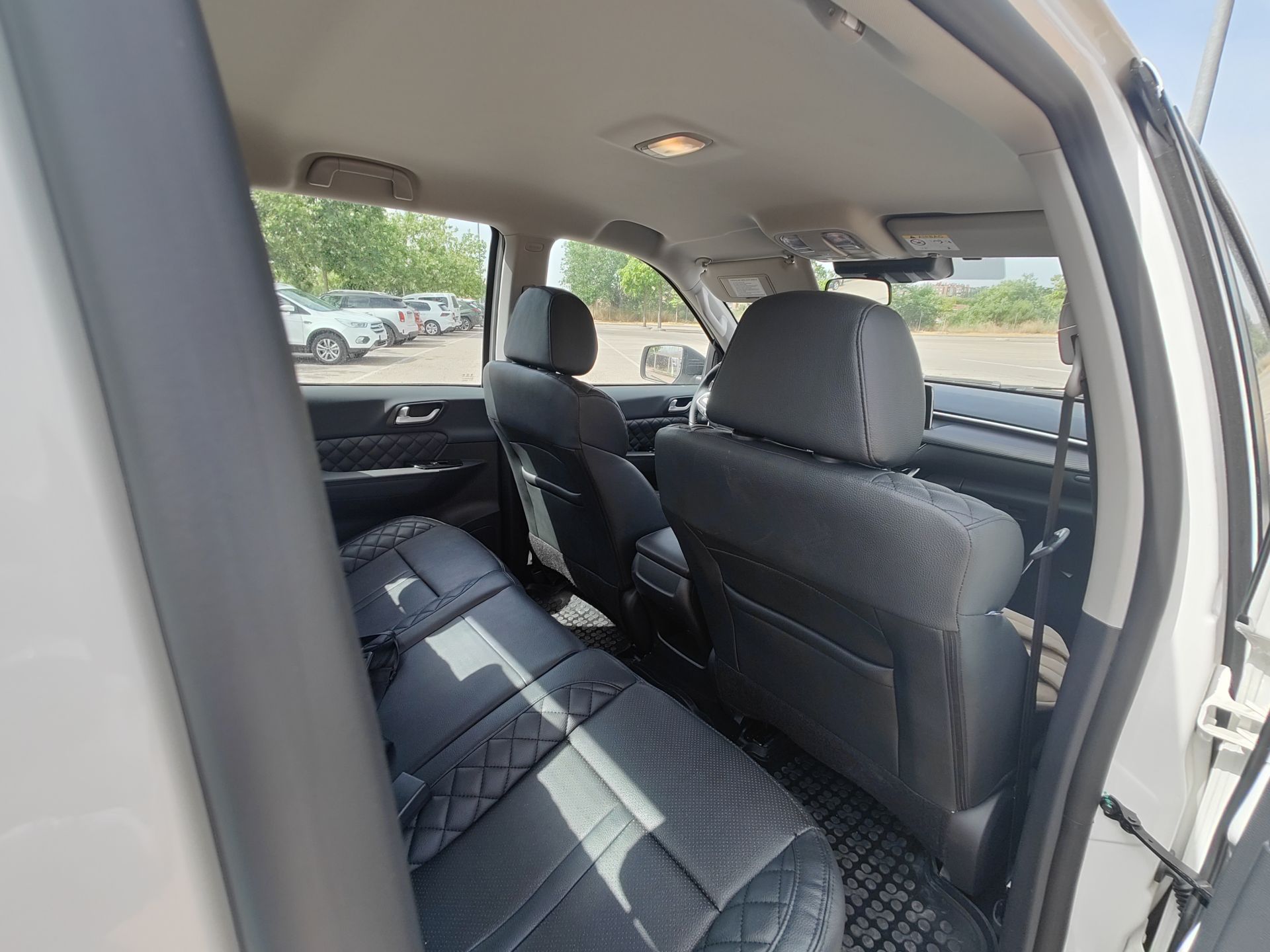 Comodidad y tecnología se unen en una cabina espaciosa para cinco ocupantes