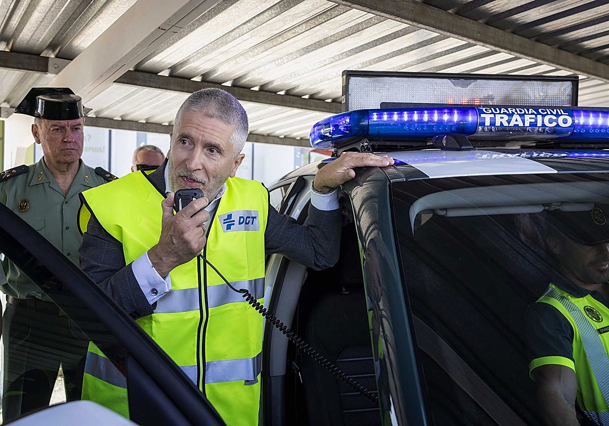 El ministro del Interior ha agradecido a los agentes de la Agrupación de Tráfico de la Guardia Civil, a través de un mensaje por radio, su entrega y profesionalidad