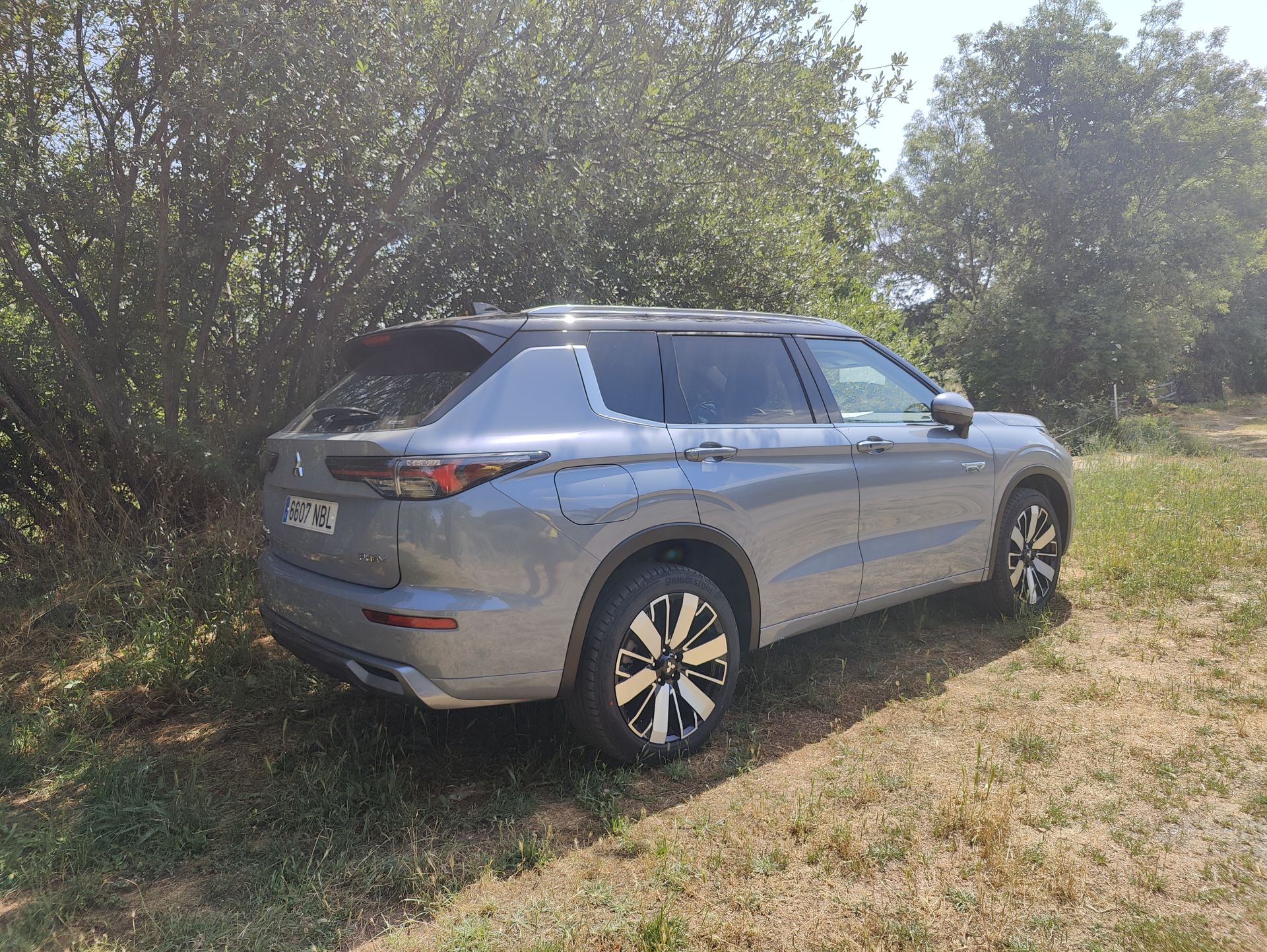 Más allá de la carga: El Outlander PHEV ofrece 85 km de autonomía eléctrica, redefiniendo la movilidad sostenible.