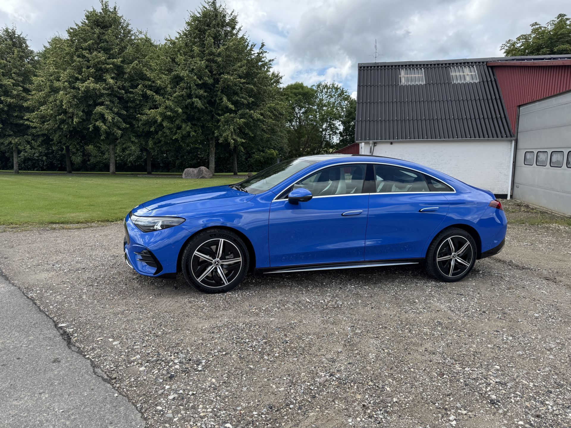 El CLA eléctrico se posiciona con precios atractivos para el segmento premium, partiendo desde 54.710 euros para el CLA 250+ (antes de ayudas). Incluye un equipamiento de serie generoso con Parktronic, sistema de climatización Thermotronic, integración con smartphones y carga inalámbrica, entre otros.