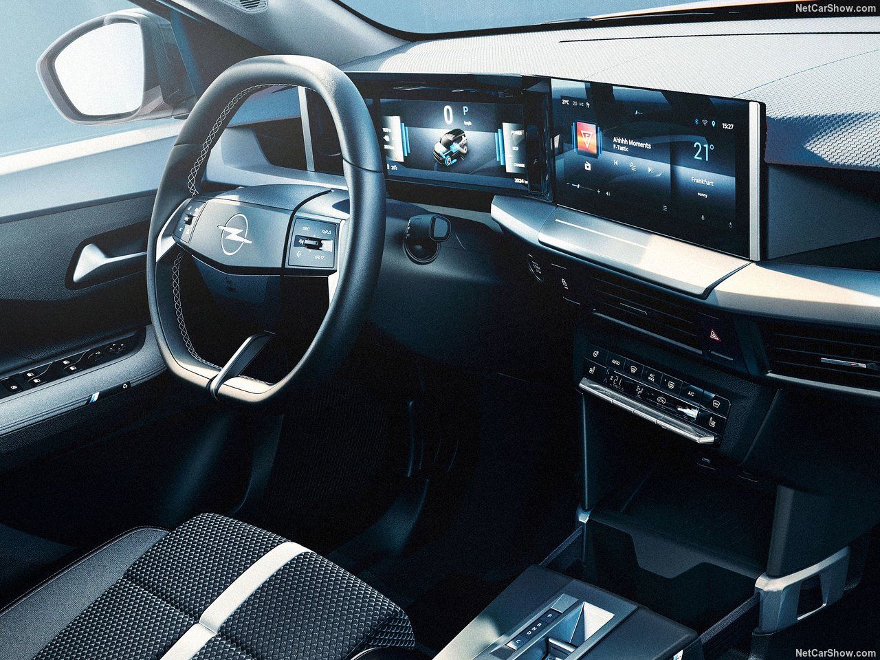 Incluye de serie una innovadora estación de smartphone para integrar el dispositivo móvil como centro de infoentretenimiento.