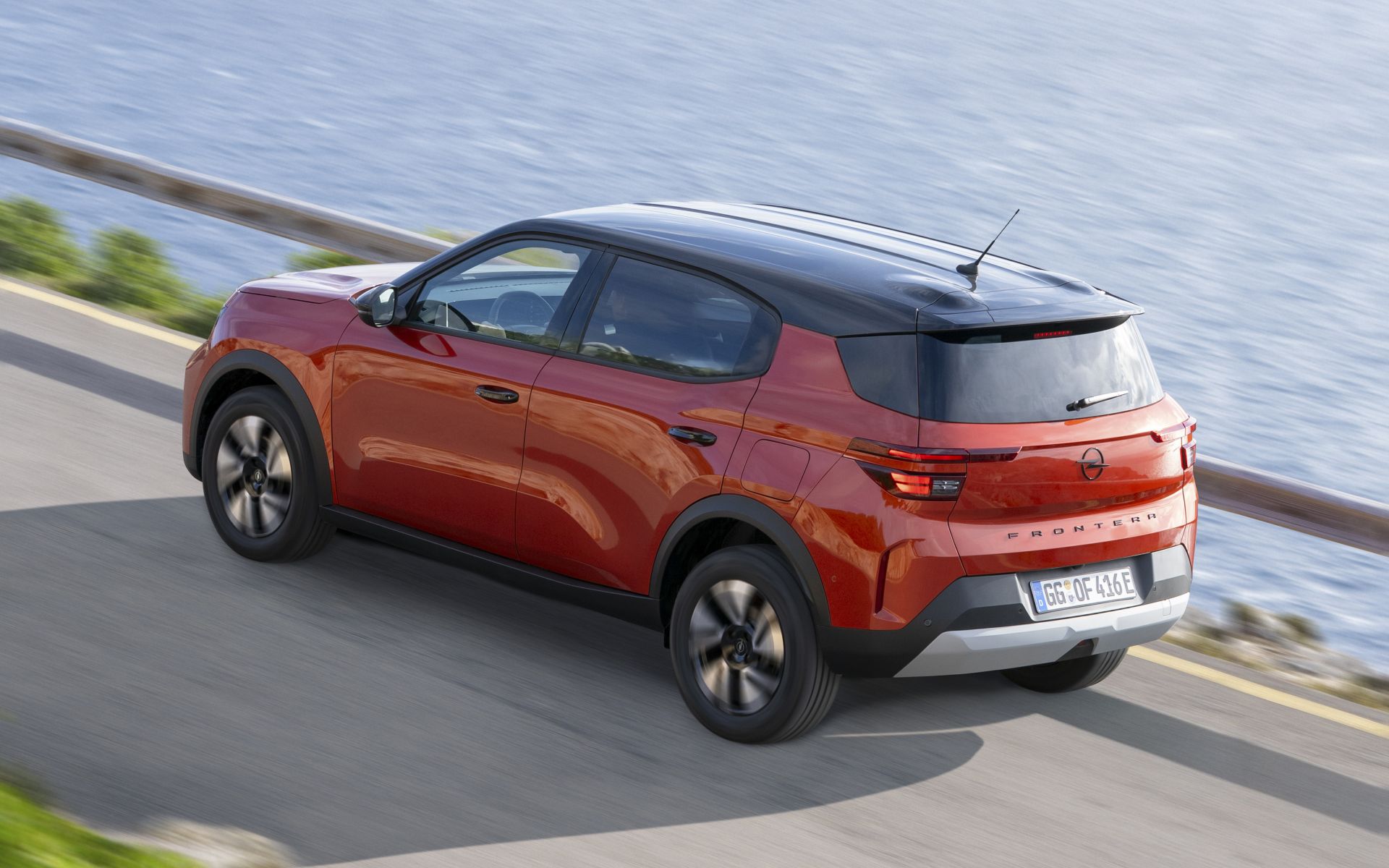 La batería puede recargarse del 20% al 80% en aproximadamente 30 minutos en una estación de carga rápida de 100 kW.