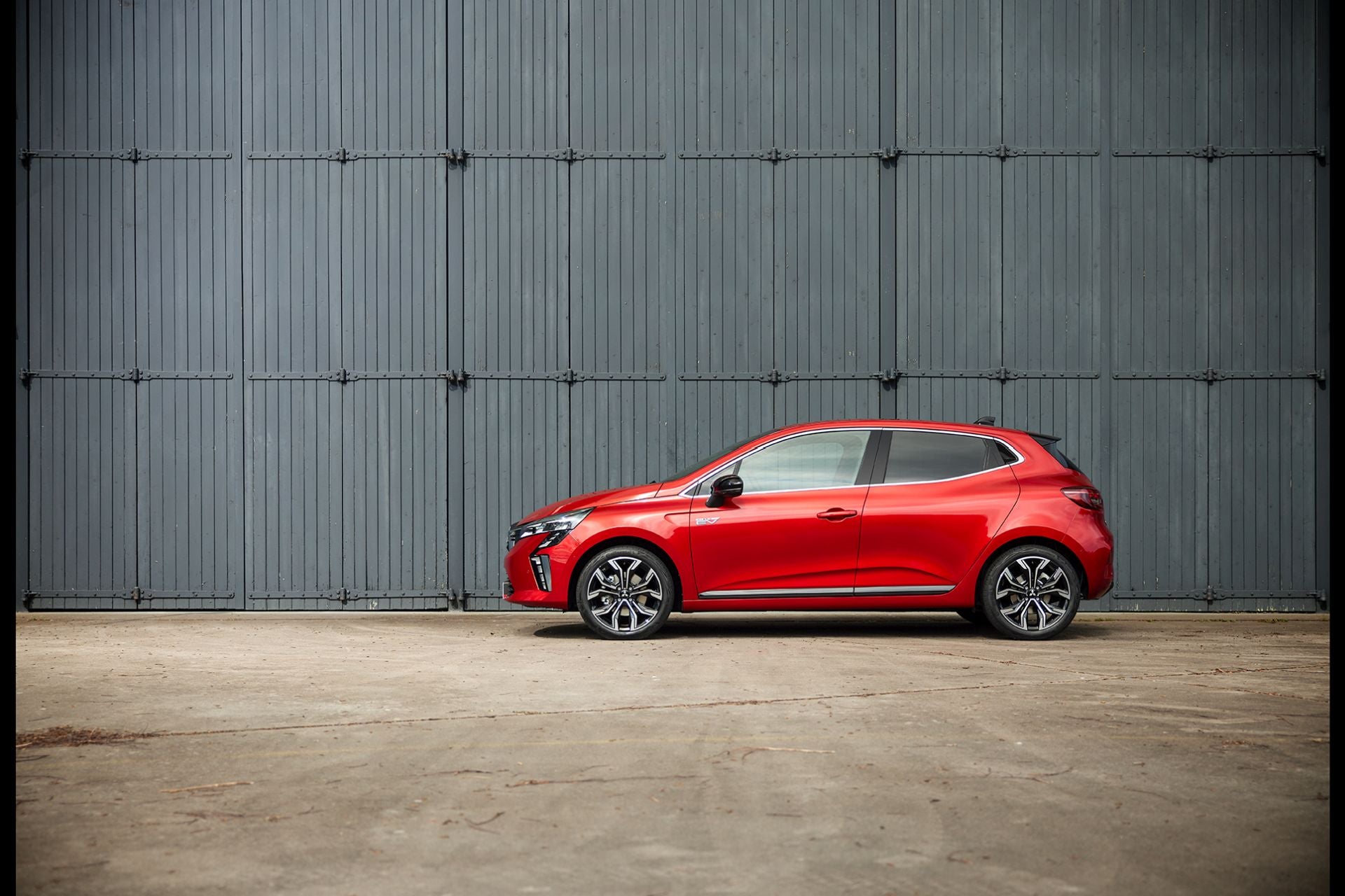 Presenta un frontal con luces diurnas LED (DRL) que integran el lenguaje Dynamic Shield de Mitsubishi, líneas elegantes y una estética robusta que se adapta al entorno urbano.