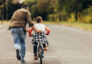 Adiós a los codos raspados y las lágrimas: cómo enseñar a montar en bici