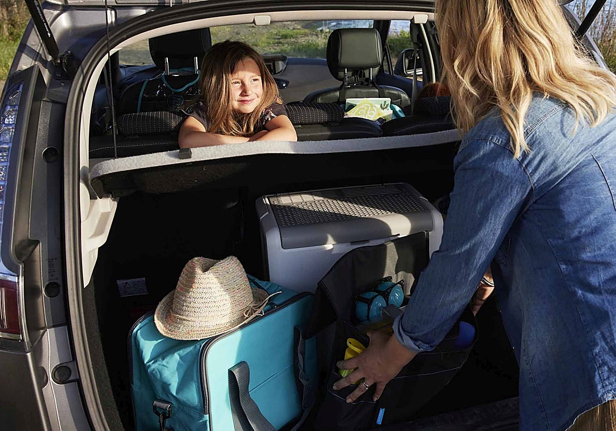 Uno de los fallos más habituales es llevar objetos pequeños como neveras, toallas o bolsos de playa en los asientos traseros