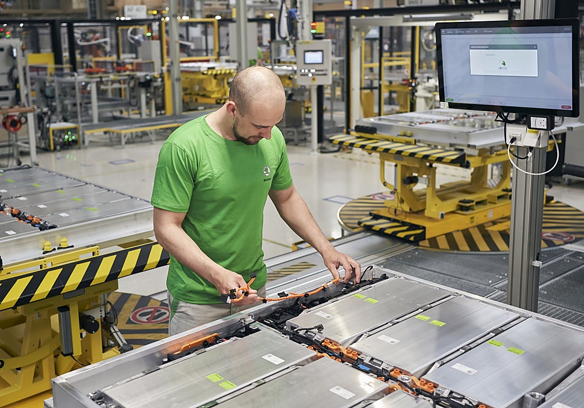Un operario ensambla una batería en la fábrica de Mlada Boleslav.