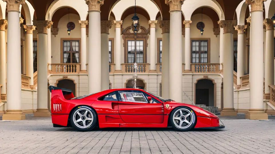 El chasis número 95448 es la 14ª unidad construida por Michelotto, bajo especificaciones GTC. Terminada en diciembre de 1992, lucía el clásico color Rosso Corsa y ventanas laterales de plexiglás deslizante.