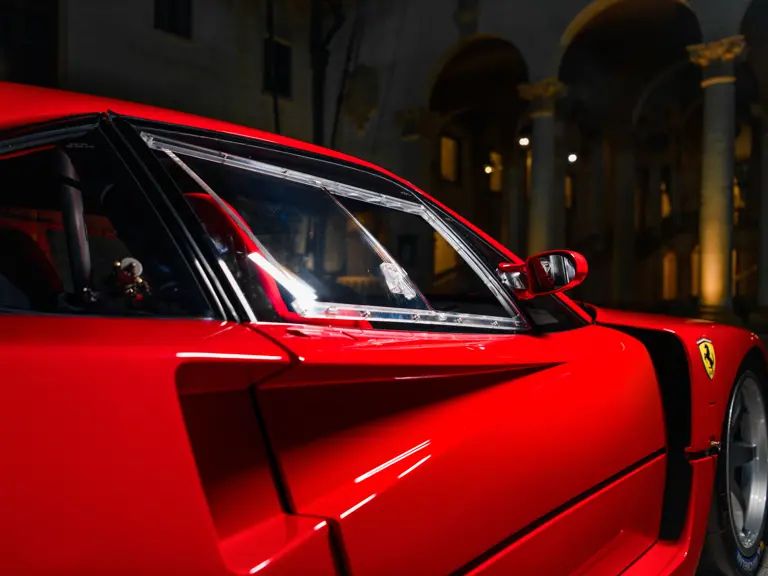 Con solo 19 unidades fabricadas, este F40 LM es una pieza codiciada para cualquier colección. Combina la autenticidad histórica con la precisión mecánica de uno de los Ferrari más radicales jamás creados.