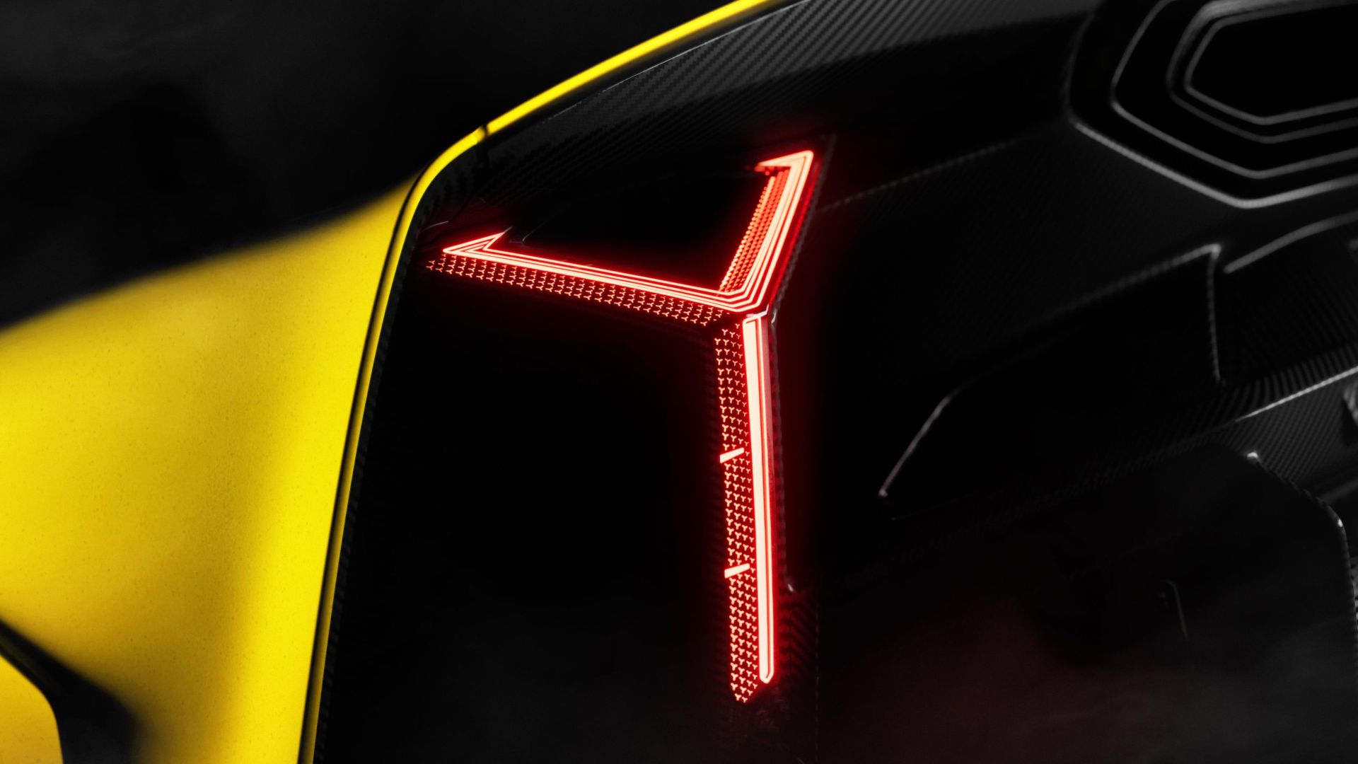 En el apartado aerodinámico, el Fenomeno introduce soluciones avanzadas como el sistema S-Duct, un alerón trasero móvil en forma de omega y tomas de aire laterales inspiradas en el histórico conducto NACA.