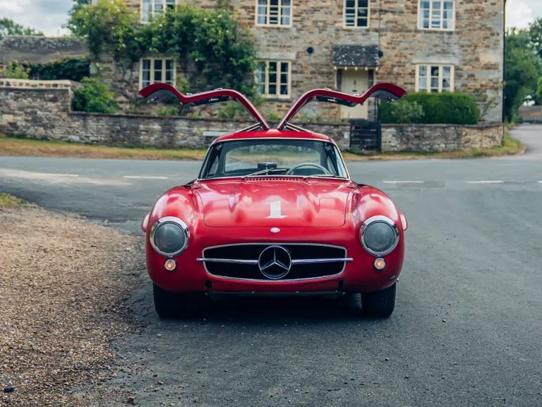 Aunque no siempre alcanzó el podio, el Gullwing se convirtió en un rival constante frente a los 300 SL oficiales de Paul O’Shea.