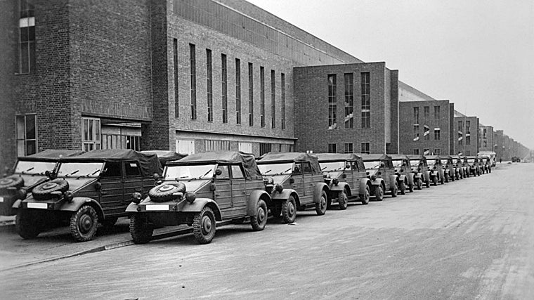 Unidades del Type 82 Kübelwagen a la entrada de la fábrica de Wolfsburg en 1945