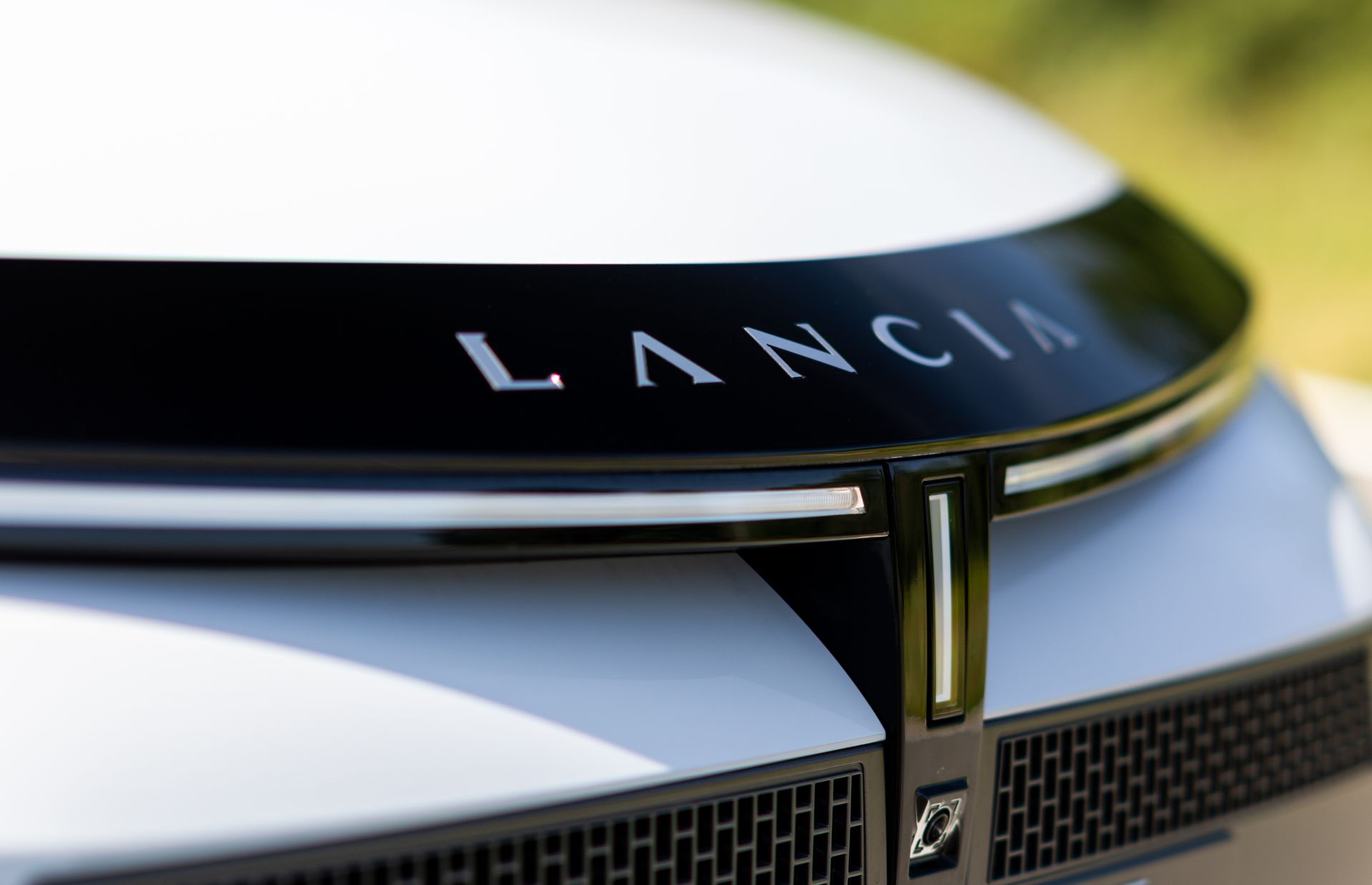 l Lancia Ypsilon es una alternativa totalmente electrificada en el segmento B Premium. Cuenta con versiones Ibrida de 48 V y 110 CV y Elettrica con 156 CV y 425 km de autonomía.