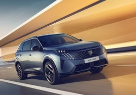 A primera vista, el Peugeot E-5008 destaca por un diseño robusto y elegante