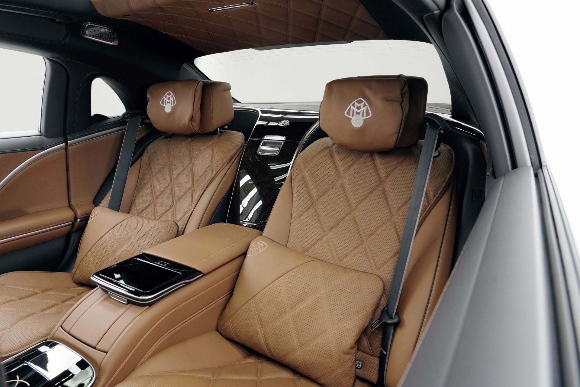 El interior de cuero Nappa en marrón exclusivo de Manufaktur se combina con molduras de madera de nogal marrón de alto brillo, que se extienden hasta el volante.