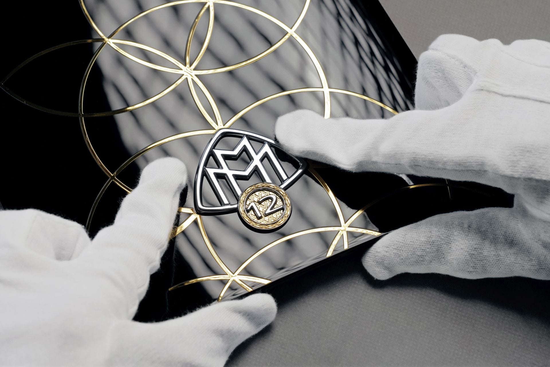 La creación de esta intrincada incrustación exige hasta siete días hábiles de meticulosa artesanía, un testimonio de un arte sin igual.