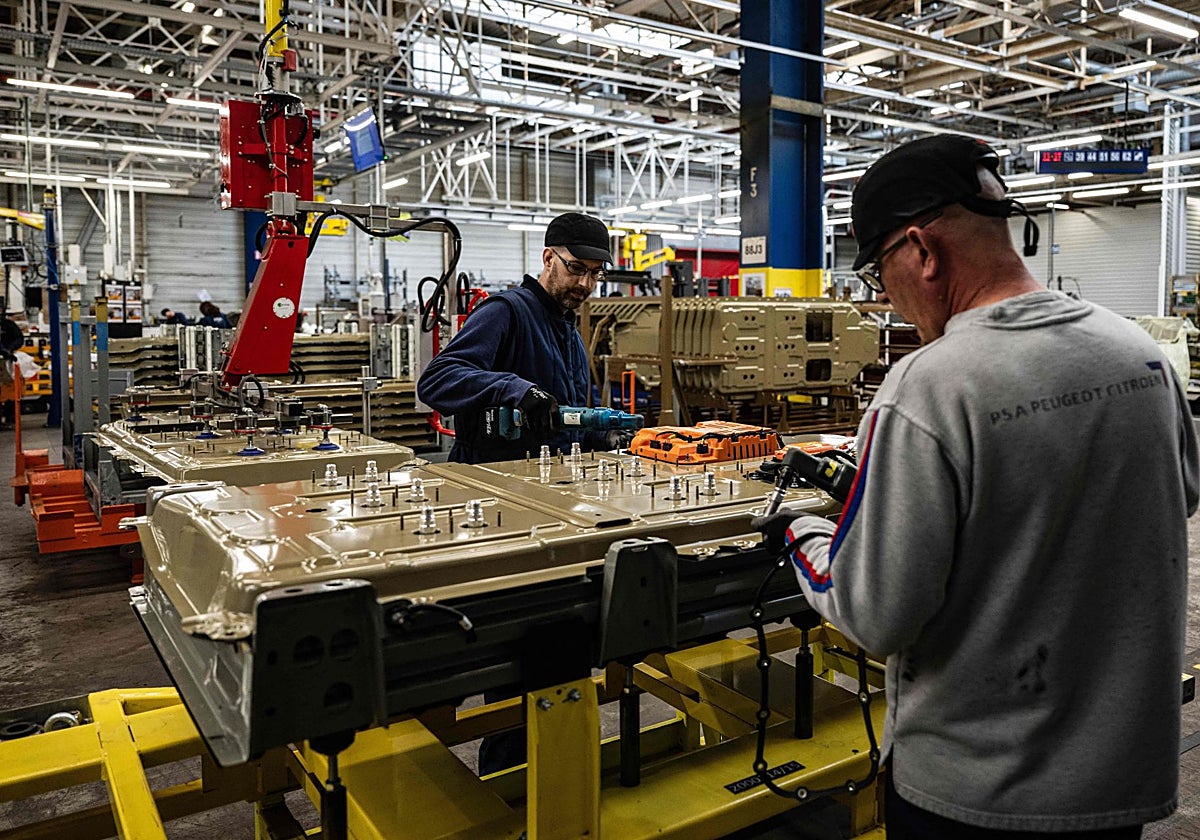 Dos operarios en la planta de baterías de Stellantis Zaragoza, una de las fábricas que parará