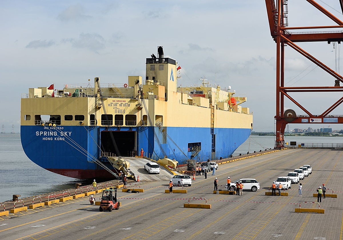 Vehículos de BYD embarcando en un carguero