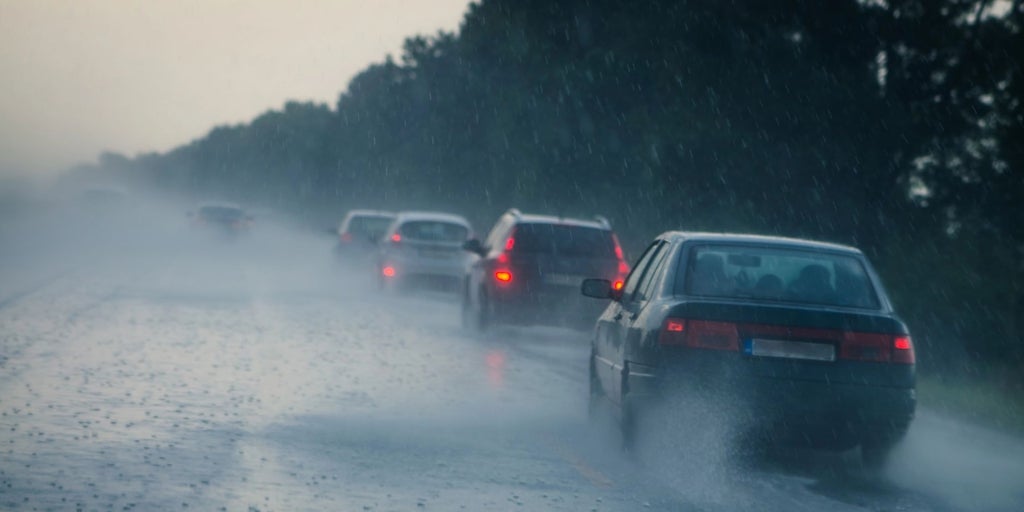 La DGT explica qué hacer si te atrapa una riada en el coche