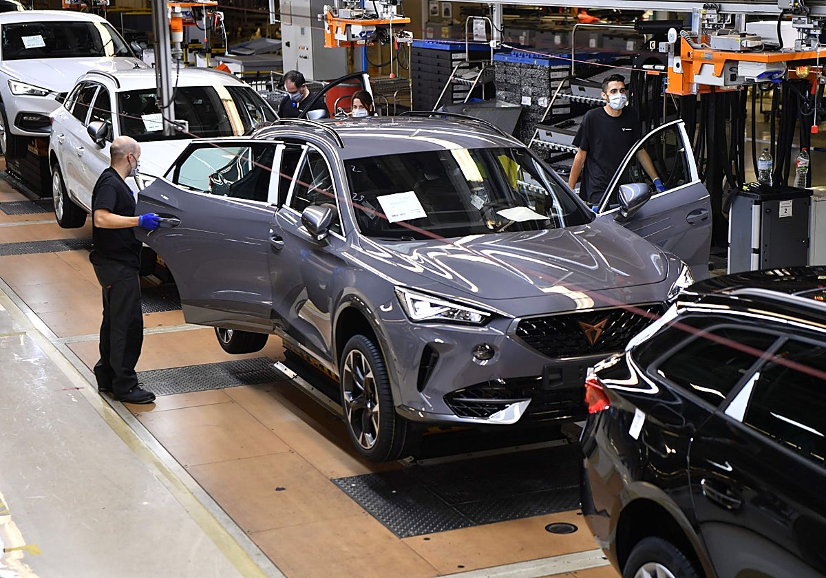 Operarios de la fábrica de Seat Cupra en Martorell (Barcelona)