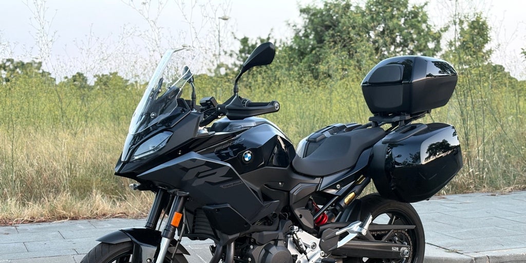 私たちは、リーチの半径を拡大する観光スポーツであるBMW F 900 XRを試しました