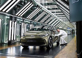 La industria europea paraliza sus fábricas ante la baja demanda