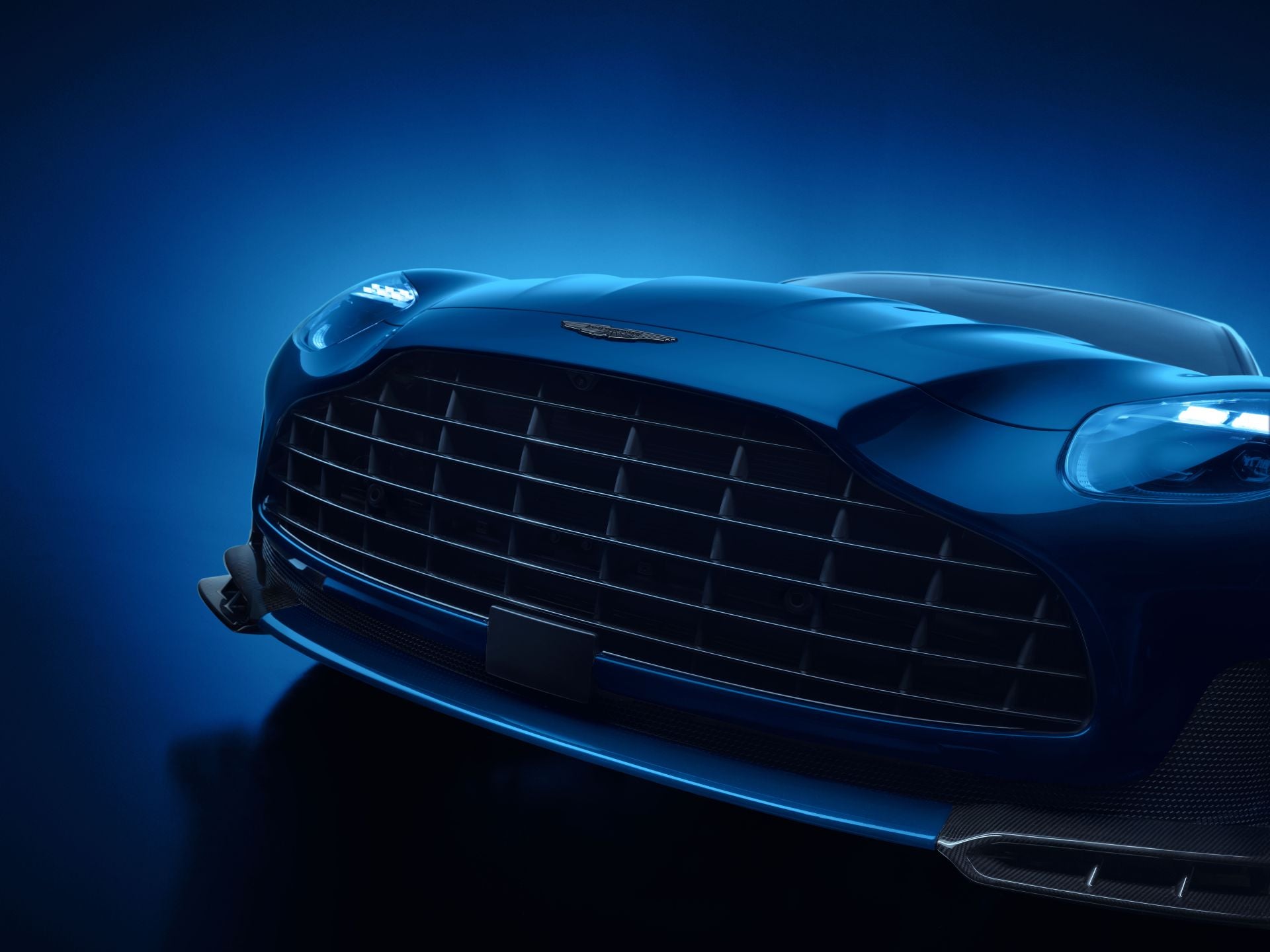 Según Simon Newton, director de Rendimiento de Vehículos de Aston Martin, el DB12 S representa «una nueva profundidad de carácter y capacidad» dentro de la plataforma DB12. Su equipo ha buscado ampliar los límites del rendimiento sin perder el refinamiento característico de la marca.