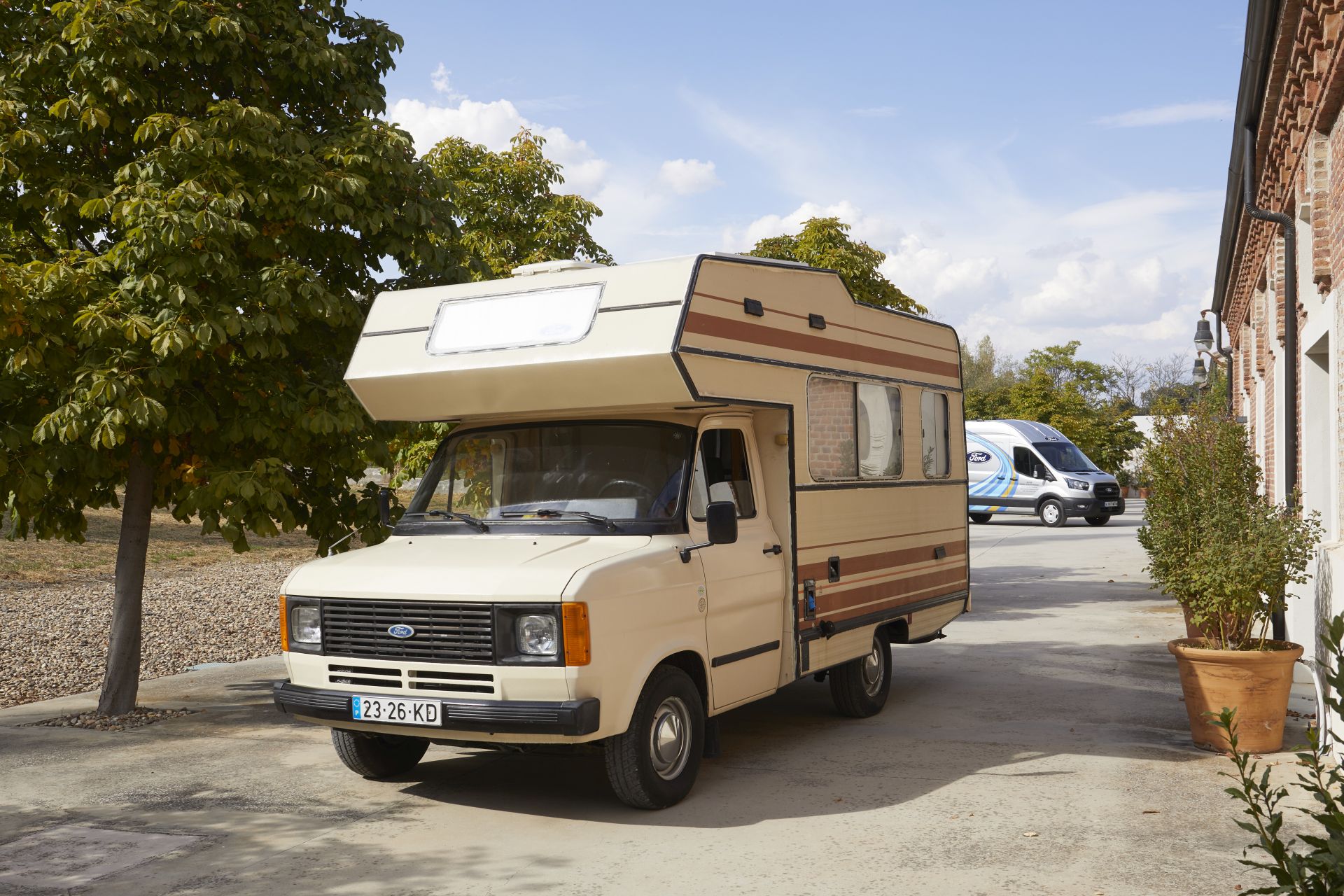 Desde su lanzamiento en 1965, la familia Transit se ha expandido con modelos como la Transit Connect, Custom y Courier, adaptándose a diversas necesidades y consolidando su éxito de ventas a escala global