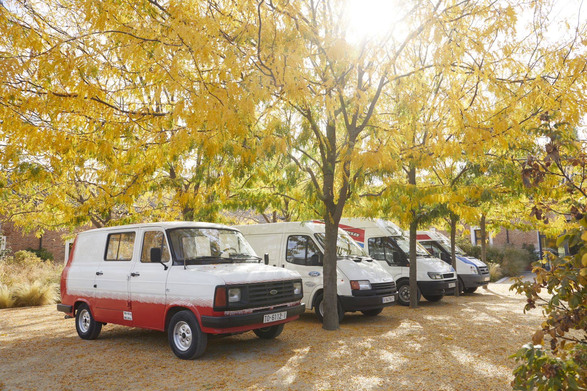 2006 – 2014: Mk5, rediseño exitoso y tracción inteligente La Transit Mk5, presentada en 2006, continuó con la senda del éxito, revalidando el prestigioso premio International Van Of The Year en 2007. Este reconocimiento se debió a un diseño exterior renovado y más moderno, un habitáculo completamente nuevo que incorporaba la palanca de cambios en el salpicadero para optimizar el espacio, y la introducción de un sistema de tracción total inteligente que mejoraba la capacidad de la furgoneta en condiciones difíciles, reforzando su reputación de fiabilidad y versatilidad. En 2012, Ford amplió significativamente su estrategia de vehículos comerciales con la presentación de la nueva Transit Custom de una tonelada.