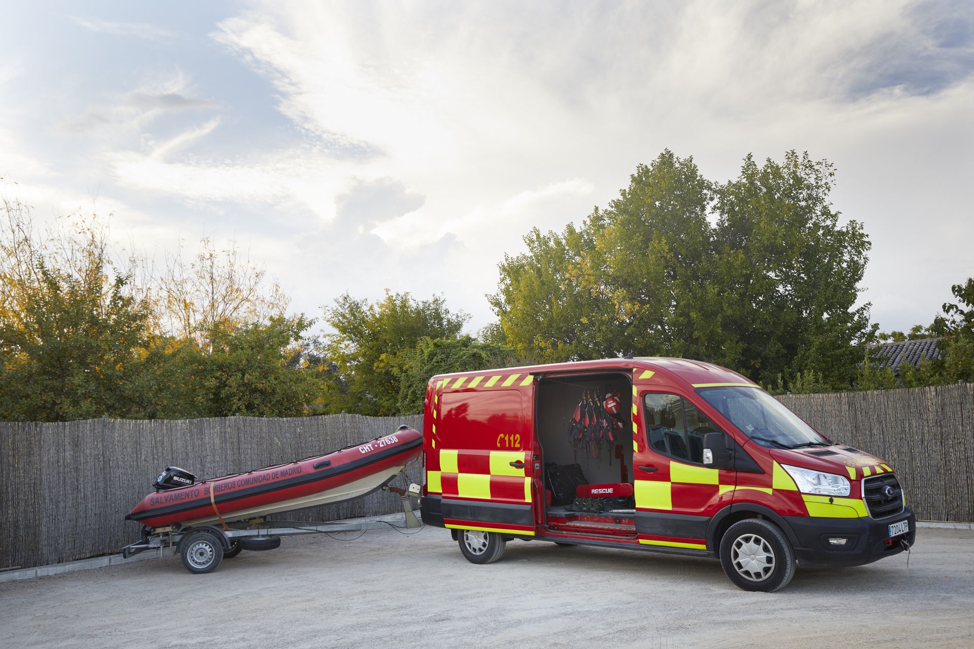 Se ha transformado para servicios a la comunidad, desde ambulancias que salvan vidas –incluidas las innovadoras E-Transit eléctricas, que permiten operaciones silenciosas y sin emisiones en entornos urbanos y rurales– hasta unidades de bomberos especializadas.