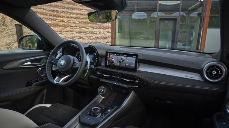 Por dentro, hay pocos cambios con respecto al Tonale anterior pero se actualiza el sistema multimedia