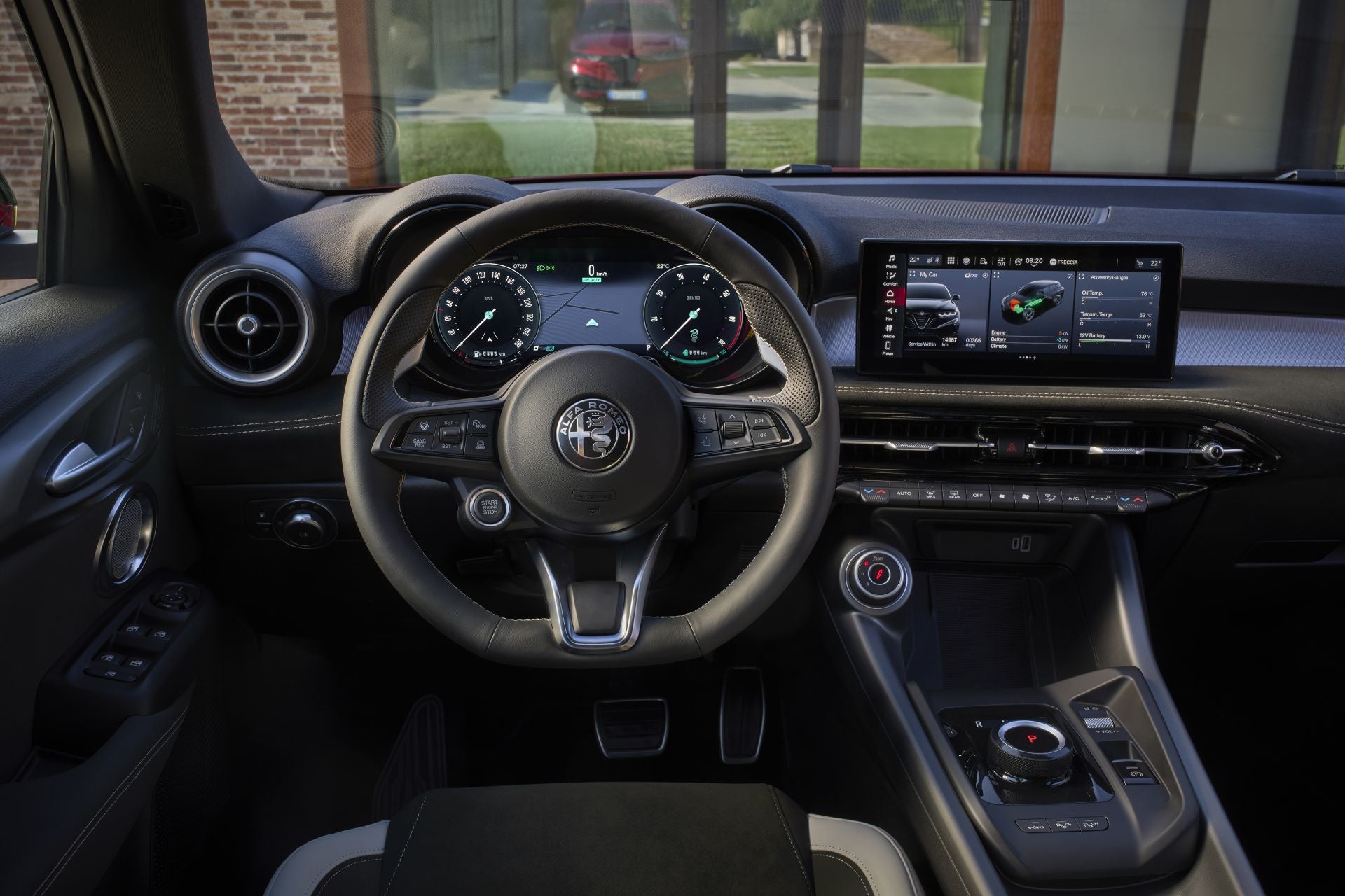 Los nuevos acabados en cuero rojo o Alcantara bicolor aportan un aire artesanal, mientras que el salpicadero forrado en Alcantara y las nuevas luces ambientales elevan el ambiente a un nivel premium.