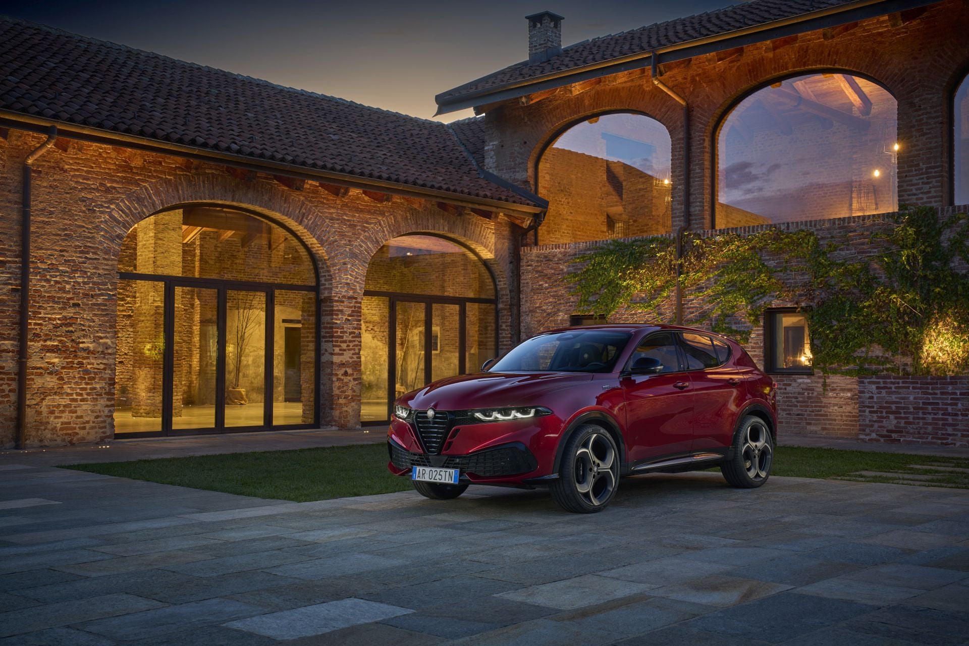 Los frenos Brembo de cuatro pistones, el avanzado sistema de freno por cable (Brake-by-Wire) y las suspensiones electrónicas Dual Stage Valve (DSV) garantizan un compromiso ideal entre confort y deportividad.