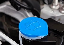 Por qué no deberías utilizar agua con jabón o limpiacristales para el lavaparabrisas del coche