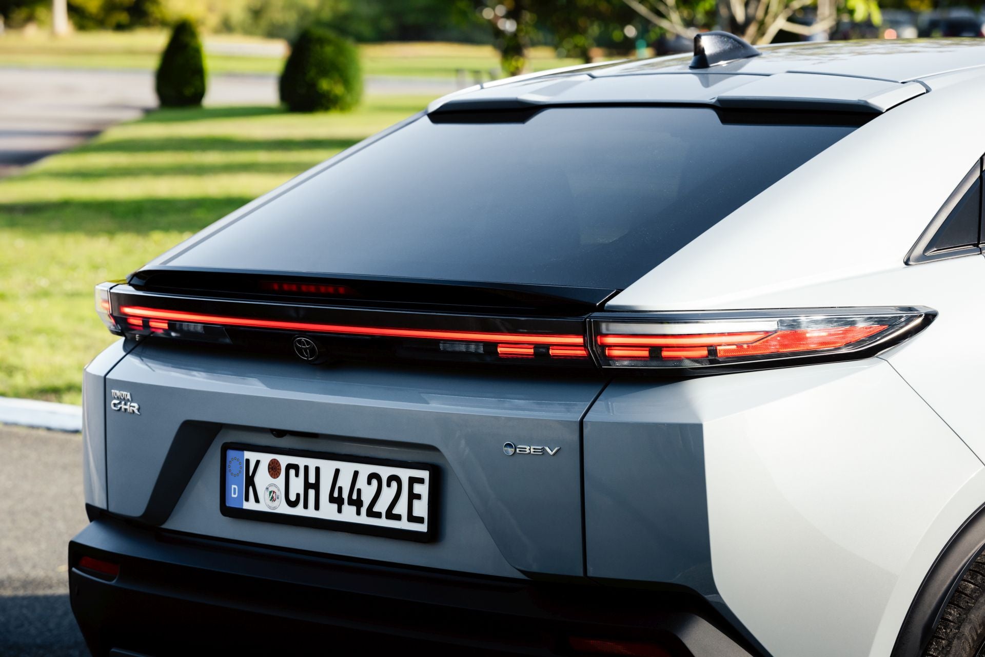 El acabado Advance incluye un cargador a bordo de 11 kW, mientras que el acabado Spirit ofrece una carga más rápida con una unidad de 22 kW. Incorpora frenada regenerativa ajustable en 4 niveles mediante levas en el volante. La garantía de la batería es de hasta 10 años.