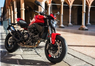 Ducati renueva su Monster, ahora más equipada, ligera y con el nuevo V2