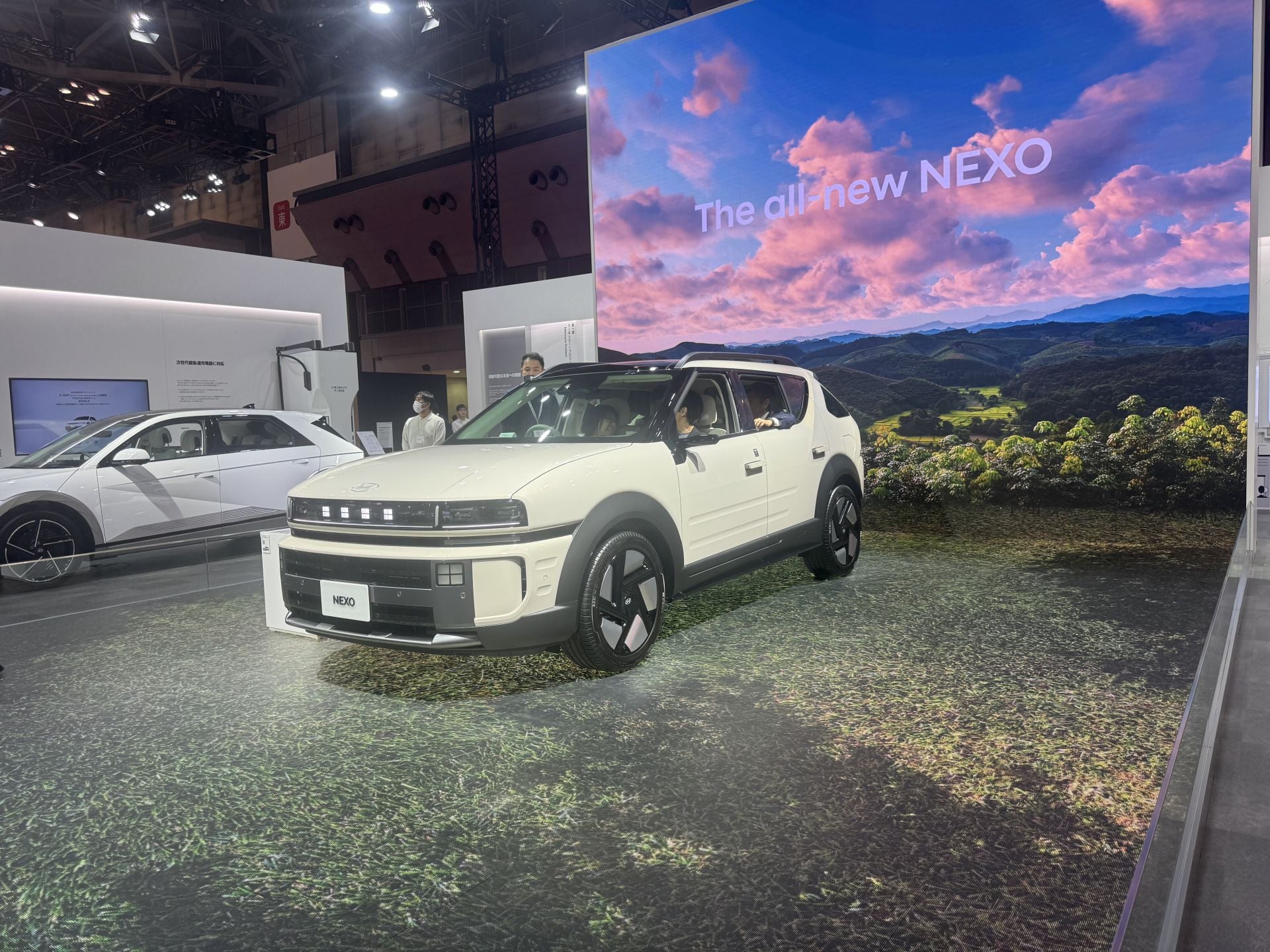 Desde Corea del Sur, Hyundai utiliza el JMS para subrayar su liderazgo en tecnología de hidrógeno y electrificación. Lanzamiento en Japón del nuevo Hyundai NEXO (vehículo eléctrico de pila de combustible – FCEV), diseñado para emisiones cero, mayor autonomía y sistemas de seguridad avanzados. También presentan el concept car Hyundai Insteroid que adelanta elementos de diseño y tecnologías de movilidad futura (plataforma E-GMP, marca HTWO para hidrógeno, zona «Hydrogen Journey» en el stand).