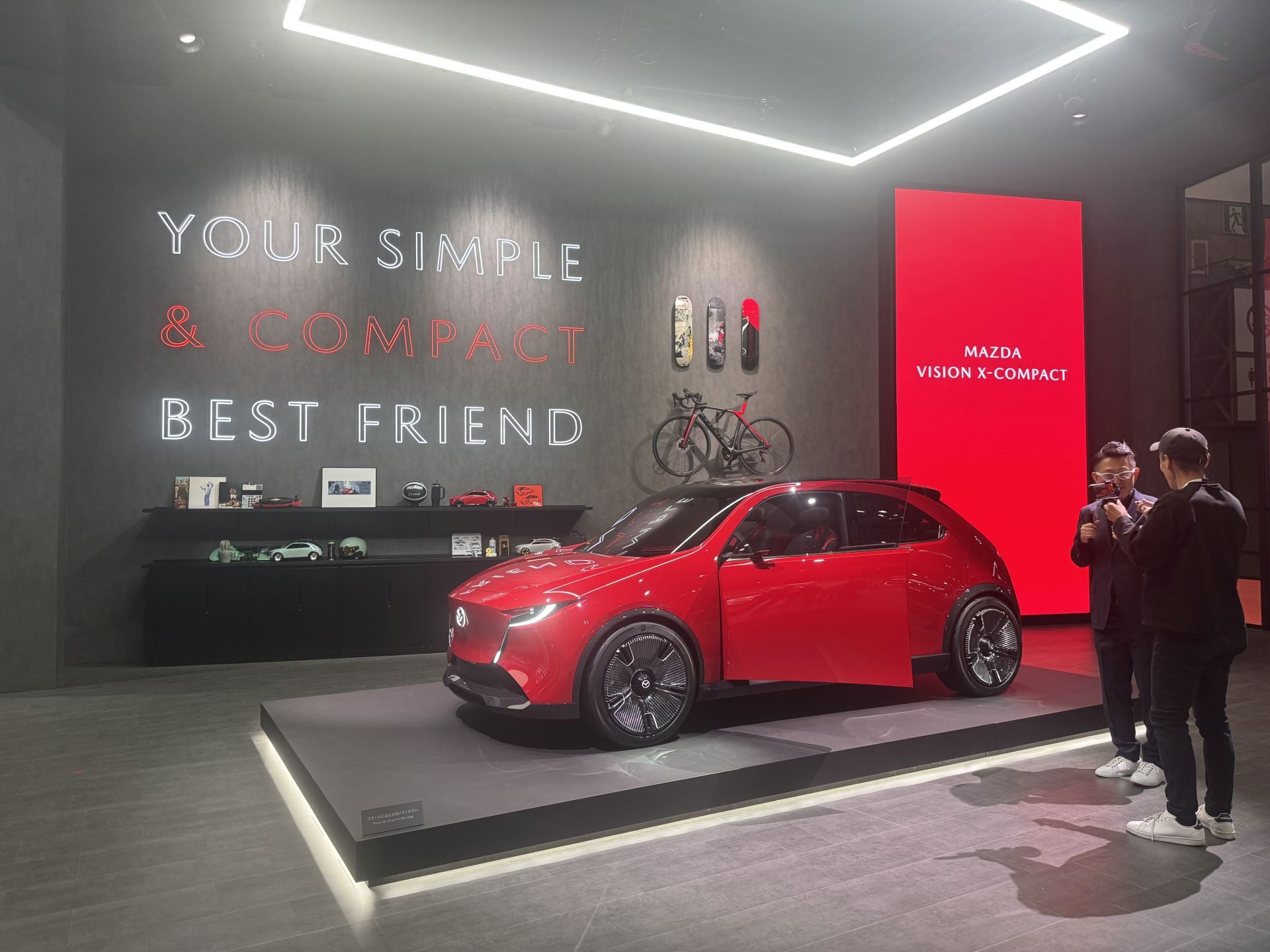 Mazda, la marca de Hiroshima muestra una estrategia dual: preservar la esencia de la conducción («joy of driving») mientras avanza hacia la sostenibilidad. Entre las novedades desvelan dos modelos conceptuales bajo la denominación Mazda Vision‑X Coupe y Mazda Vision‑X Compact. El primero es un crossover coupé plug-in-híbrido que desarrolla aproximadamente 503 bhp, con autonomía eléctrica estimada en 160 km y alcance combinado de unos 800 km. El segundo, más pequeño, está orientado a la interacción humano-vehículo mediante inteligencia artificial empática («empathetic AI») y propicia una nueva relación entre coche y conductor. También muestran el nuevo Mazda CX‑5 (especificación europea) por primera vez en Japón, junto con tecnología de captura de CO₂ y combustibles neutros derivados de algas, como parte de su visión a 2035.